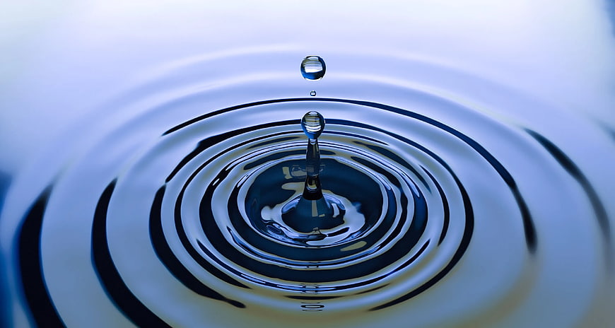 High-speed water drop splash with concentric ripples