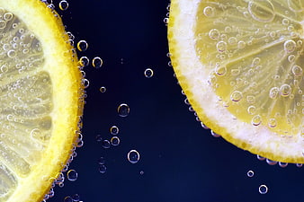 Refreshing Lemon Slices in Sparkling Water