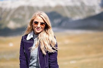 Portrait of smiling blonde woman in sunglasses outdoors