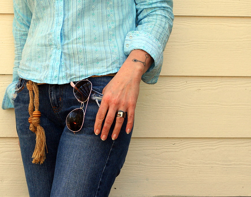 Casual fashion woman wearing jeans and sunglasses